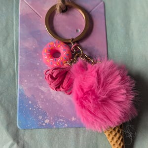 Eistüte Schlüsselanhänger, Feinschmecker-Liebhaber-Geschenke, Pom-Pom-Schlüsselanhänger, Feinschmecker-Liebhaber-Geschenke, Weihnachtsgeschenk, Weihnachtsgeschenk, Weihnachtsgeschenk, Eiscreme-Liebhaber,