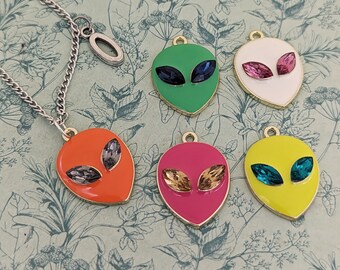 エイリアンネックレス、エイリアンジュエリー、エイリアン信者への贈り物、UFOネックレス、UFOをテーマにした贈り物、UFOにインスパイアされた、宇宙ネックレス、宇宙をテーマにした、