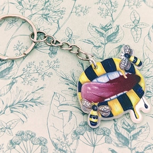 Bee keychain, bee Keyring, bee lover gifts, bee keeper gifts, lips keychain, bumble bee gifts, statement keychain, nature lover, retro gifts