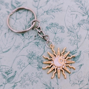 Puede incluir: Un juego de tres tazas de cerámica con un acabado mate moteado. Cada taza presenta un color diferente: azul claro, crema y gris. Las tazas tienen un diseño simple y moderno, adecuado para café o té.