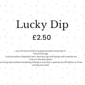 K&ouml;nnte beinhalten: Wei&szlig;er Hintergrund mit bunten Punkten. Der Text "Lucky Dip" ist fett dargestellt, darunter der Preis von &pound;2.50. Der Text l&auml;dt ein, ein Schmuckst&uuml;ck, einen Schl&uuml;sselanh&auml;nger oder eine &Uuml;berraschung zu w&auml;hlen.