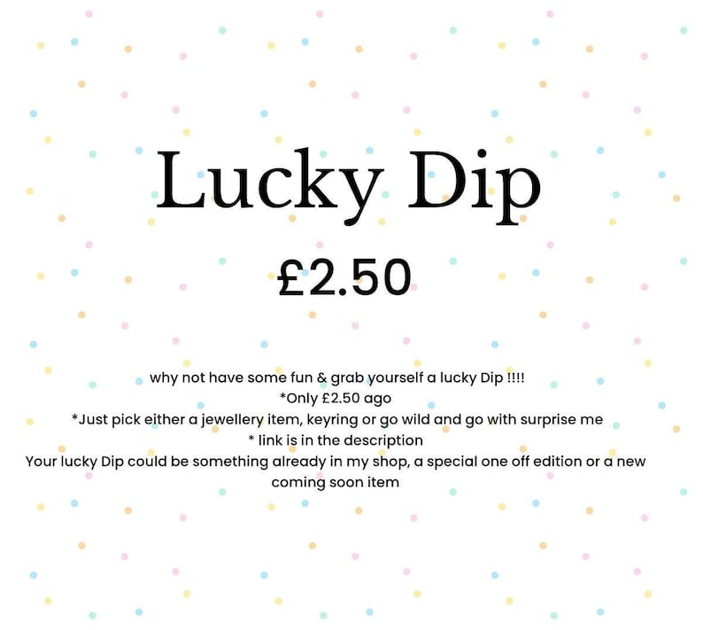 K&ouml;nnte beinhalten: Wei&szlig;er Hintergrund mit bunten Punkten. Der Text "Lucky Dip" ist fett dargestellt, darunter der Preis von &pound;2.50. Der Text l&auml;dt ein, ein Schmuckst&uuml;ck, einen Schl&uuml;sselanh&auml;nger oder eine &Uuml;berraschung zu w&auml;hlen.