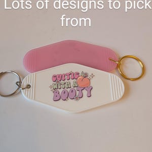 女の子をテーマにしたキーホルダー、モーテルキーホルダー、レトロなモーテルキーホルダー、女の子スタイルのギフト、スローガンキーホルダー、かわいいキーホルダーギフト、ノベルティキーホルダーギフト、