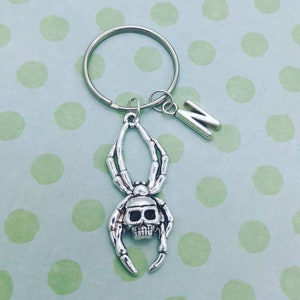 Porte-clés araignée, porte-clés crâne araignée, porte-clés jour des morts, cadeaux d’amoureux du crâne, porte-clés Halloween, charme du sac d’Halloween, charmes de sac