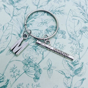 Llavero de flauta, regalos de flautista, regalos para amantes de la música, llavero de flautista, llavero de música, llavero con inicial, regalos para hermanas, regalos para mejores amigas, flautista