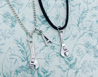 Collar de llave inglesa, joyas de llave inglesa, colgante de llave inglesa, regalos de llave inglesa, collar de novedad, joyas de novedad, regalos para ella, collar de niña, regalos bff