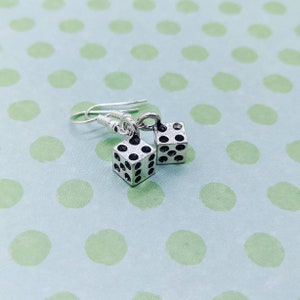 Würfel Ohrringe, lustige Ohrringe, Neuheit Schmuck, Neuheit Ohrringe, Neuheitsgeschenke, Karte Gamer, Geek Geschenke, Gamer Geschenke, Strümpfe Stuffers,