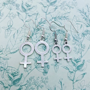 Frauen Symbol Ohrringe, feministische Ohrringe, Geschenke für sie, Mädchen Ohrringe, Mädchen Schmuck, feministische Geschenke, Venus Symbol Ohrringe, Schwester Geschenke
