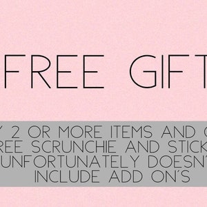 Może przedstawiać: R&oacute;żowe tło z tekstem "FREE GIFT" w kolorze czarnym. Pod tekstem znajduje się szary pasek z tekstem "BUY 2 OR MORE ITEMS AND GET A FREE SCRUNCHIE AND STICKERS UNFORTUNATELY DOESN'T INCLUDE ADD ON'S".