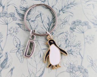 Llavero de pingüino, regalo de pájaro, regalo para amantes de los pingüinos, dije de pingüino, regalos para un amante de las aves, llavero con inicial, llavero personalizado, regalos de animales