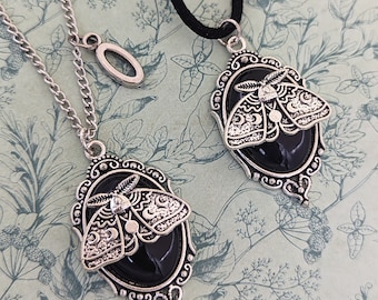 Schwarze Motten Halskette, Gothic Anhänger, Geschenke für Goth, Halloween Halskette, Käfer Schmuck, Motten Schmuck, Halloween Themen, Motten Geschenke,