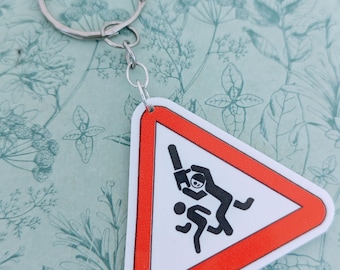 Llavero de terror con precaución, llavero de terror, regalos para amantes del terror, regalos para geeks del terror, regalos con temática de Halloween, amantes de las películas de terror, regalos para góticos