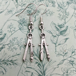 Pendientes de brújula, regalos para maestros, pendientes para maestros, regalos para matemáticas, regalos para matemáticos, pendientes novedosos, regalos para hermanas, regalos para estudiantes