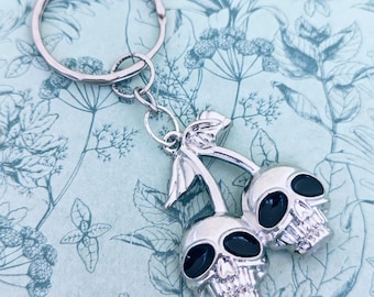 Llavero de calavera de cereza, llavero de calavera, regalos para amantes de las calaveras, llavero de Halloween, llavero de Halloween, temática de calavera, inspirado en Halloween,
