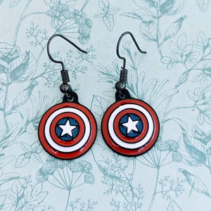 Boucles d&#39;oreilles super-héros, super-héros inspirés, boucles d&#39;oreilles fandom, bijoux fandom, geek super-héros, cadeaux geek comique, boucles d&#39;oreilles étoiles, boucles d&#39;oreilles bouclier