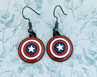 Pendientes de superhéroe, inspirados en superhéroes, pendientes de fandom, joyas de fandom, geek de superhéroe, regalos de geek cómico, pendientes de estrella, pendientes de escudo