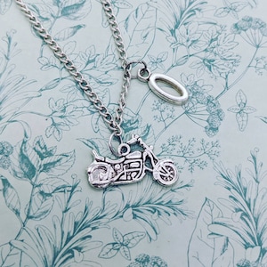 Collar de moto, regalos para amantes de las motos, collar inicial, regalo de motorista, joyería de motorista, collar de dijes, regalos de bff, regalos de hermana,