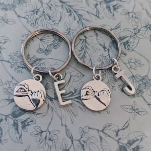 Pinky belofte sleutelhanger, vriend cadeau, pinky belofte charme, bff sleutelhanger, bff geschenken, gepersonaliseerde geschenken, paar sleutelhanger, vriendschap geschenken