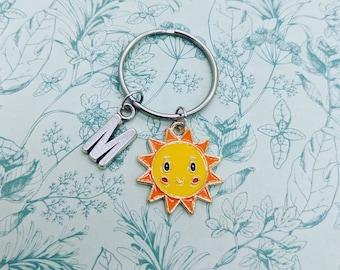 太陽のキーホルダー、太陽のギフト、イニシャルキーホルダー、親友へのギフト、姉妹へのギフト、太陽のチャーム、誕生日プレゼント、ハッピーギフト、パーソナライズされたギフト、ギフトのアイデア、