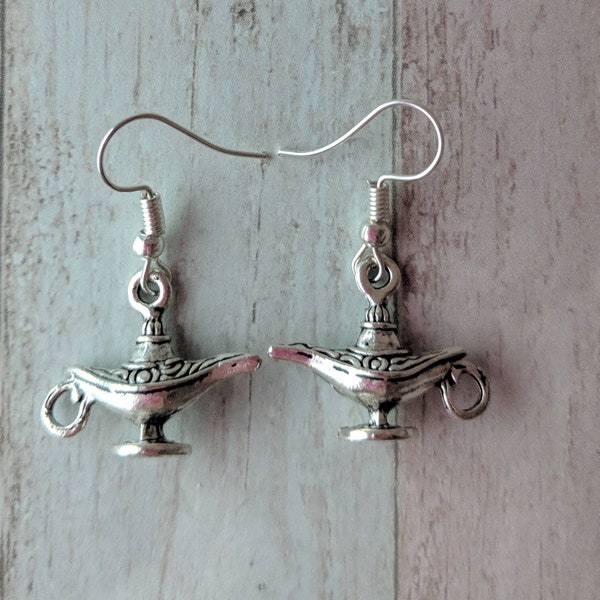 Boucles d'oreilles lampe génie, boucles d'oreilles de conte de fées, bijoux de conte de fées, cadeaux d'actrice, cadeaux d'acteur, magie, cadeaux fantaisie, mille et une nuits, idées cadeaux,