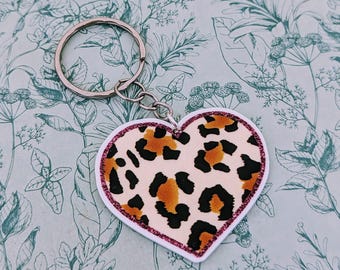 Llavero de corazón con estampado de leopardo, regalos con temática de estampado de leopardo, llavero de corazón de acrílico, regalos para adolescentes, regalos para novias,