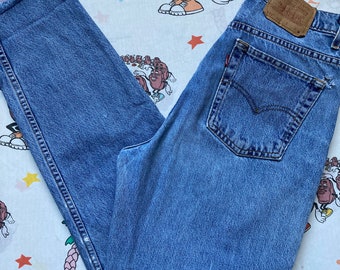 Jeans affusolati a vita alta Levi's 521 vintage anni '90, orlo grezzo 29x29 prodotto negli Stati Uniti