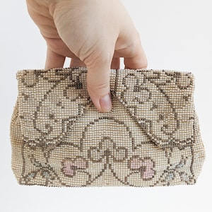 Bolso de mano antiguo, bolso de mano con cuentas color crema, bolso de noche con bordados florales checos, bolso de mano con solapa, accesorios Art Déco de los años 20 y 30, regalos para ella