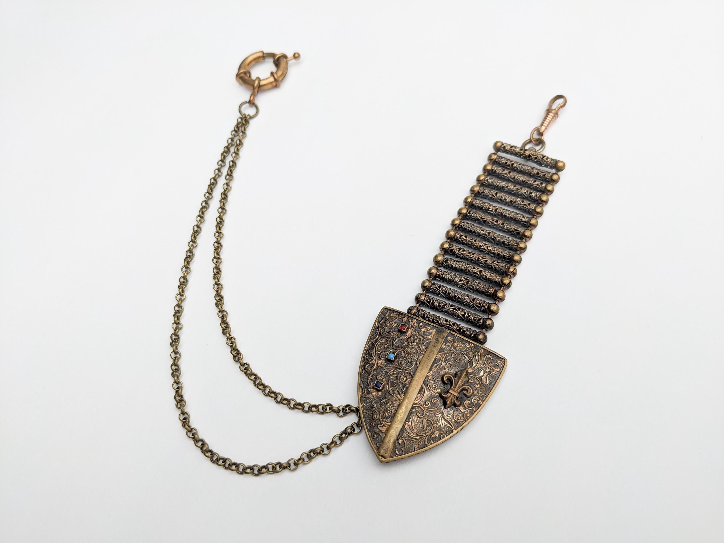 アンティーク懐中時計チェーン、真鍮製フルール・ド・リス盾メダリオン、再利用ジュエリー