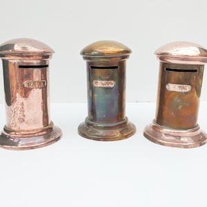Juego de 3 huchas, hucha de ahorros, alcancía, buzón de letras inglesas de cobre y latón envejecido, Sovereign, utilería cinematográfica, regalos decorativos novedosos