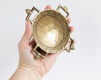 Plato de latón macizo con asas, plato pequeño con pies, plato de anillo, plato de alfiler, reposabolsitas de té, plato de llaves, mini catchall, étnico, boho, decoración oriental