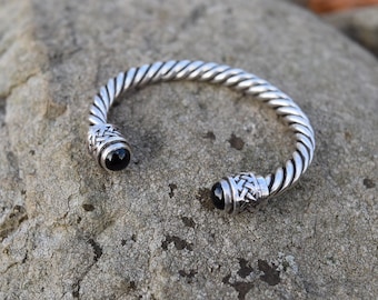 Keltisk flätad silverarmband