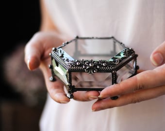 花の入った結婚指輪の箱、六角形の宝石箱、ガラスの箱、婚約指輪の箱、ステンドグラスの宝石箱、ヴィンテージ風の棺、