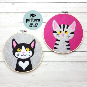 Könnte beinhalten: Zwei Katzen-Filz-Kunstwerke in Stickrahmen. Eines zeigt eine schwarz-weiße Katze mit Herz, das andere eine graue Tabby-Katze auf pinkfarbenem Hintergrund. Der Text "PDF pattern" befindet sich in einem blauen Kreis.