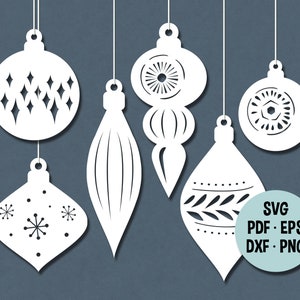 Pode incluir: Cinco enfeites de Natal de papel recortados em branco com diferentes desenhos. Os enfeites estão pendurados em cordas sobre um fundo azul. O texto "SVG PDF EPS DXF PNG" está em um círculo azul claro no canto inferior direito.