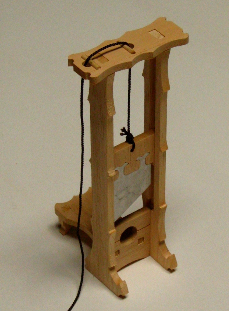 Guillotine / model kit Easy to assemble , is built in a few minutes , inclu...