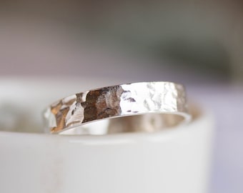 Anello testurizzato con scritta personalizzata all'interno, larghezza 2, 3 o 4 mm