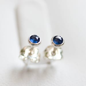 Puces d'oreilles saphir, argent sterling ou or, pierre de naissance de septembre