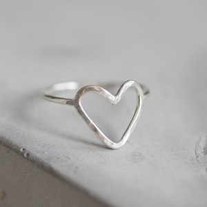 Heart ring - Skinny hammered ring with a heart