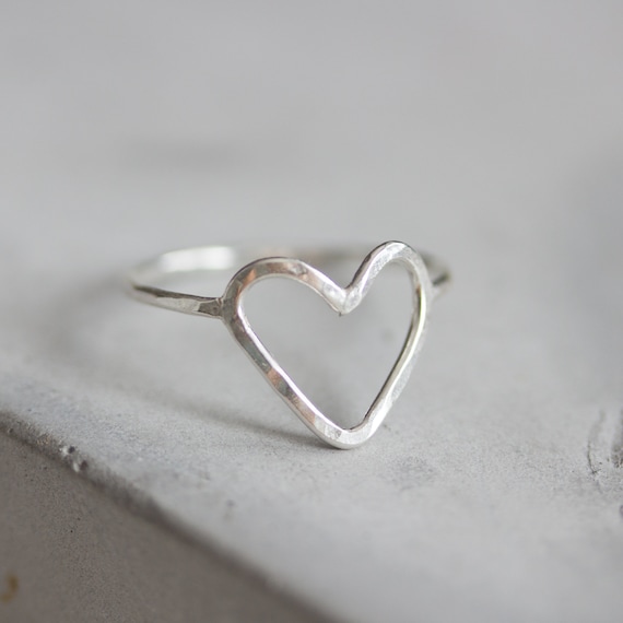 Heart ring - Skinny hammered ring with a heart