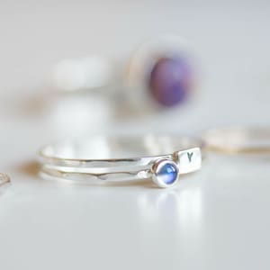 Rainbow Moonstone - smukły pierścionek do układania z Rainbow Moonstone, kamieniem szlachetnym czerwca, srebrem próby 925, złotem 9-karatowym