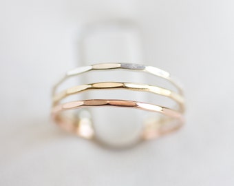 Anillo facetado delgado - pequeño anillo apilable en plata de ley, amarillo o rosa de oro de 9k