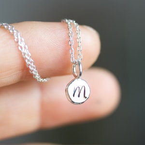 Collar con inicial, delicado colgante con inicial, plata de ley, mayúsculas