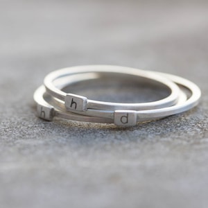Anillo inicial con estampado a mano - plata de ley apilable