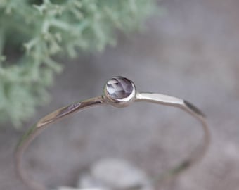 アレキサンドライトリング - ローズカットのアレキサンドライトストーンを使用した、細身で重ね付け可能なリング。6月の誕生石。スターリングシルバーまたはゴールド。