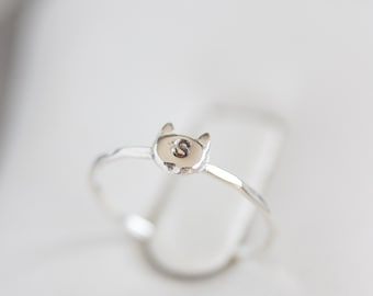 Anillo inicial con estampado a mano en forma de cabeza de gato
