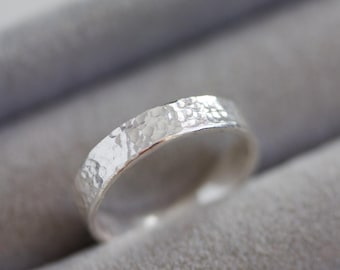 Textured ring with personalized inscription on the inside, 2, 3 or 4mm wide