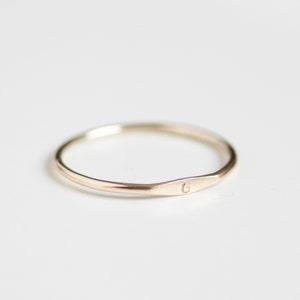 Anillo monograma con inicial estampada a mano, anillo apilable de oro de 9k