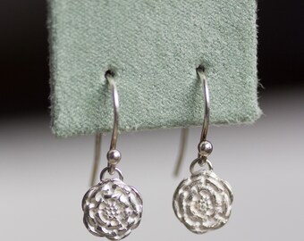 Dangle earrings with silver zinnia flowers