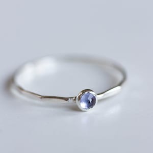 Tansanit Ring - stapelbarer dünner Ring mit 3 mm Tansanit, Dezember Geburtsstein, Sterlingsilber oder Gold