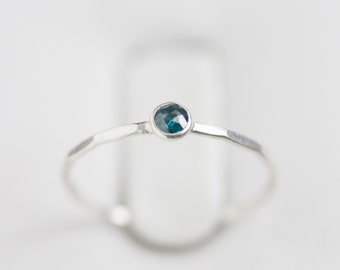 Diamante azul: anillo apilable con diamante azul talla rosa de 3 mm, plata de ley u oro, piedra de nacimiento de abril